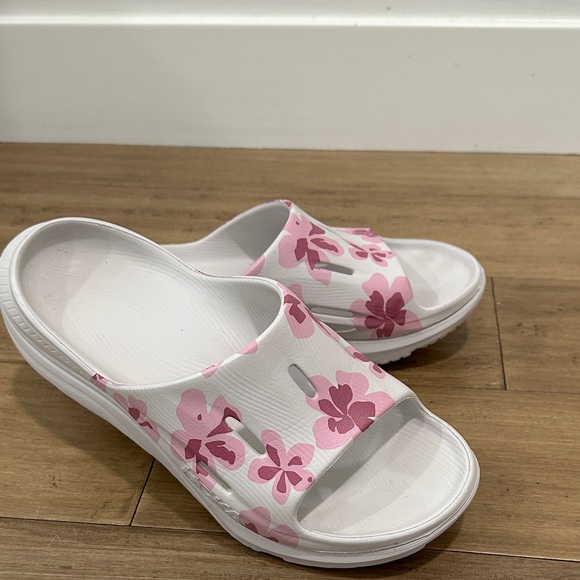 Hoka for Free People White and Pink Floral Recovery sandal - Picture 3 of 6